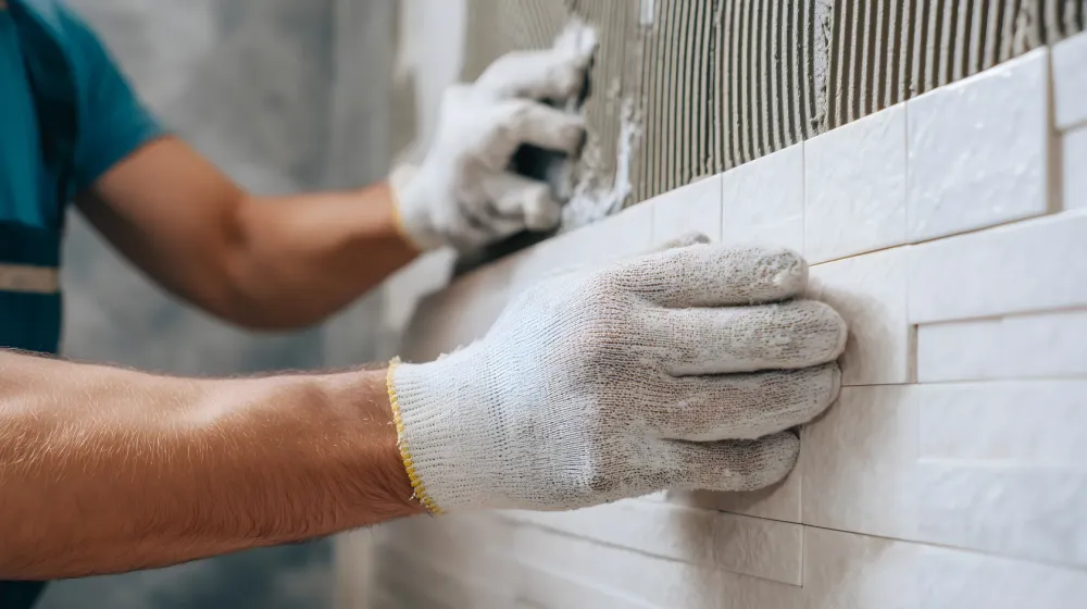 Maçon près de Siaugues-Sainte-Marie